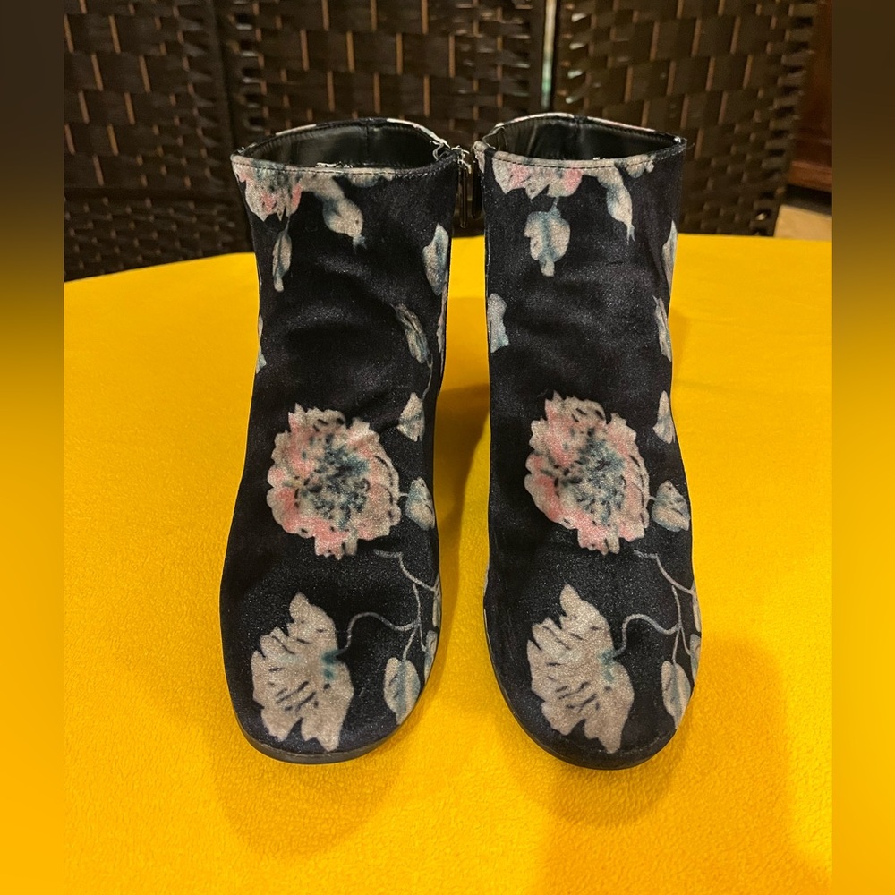 Sam Edelman Circus floral velvet ankle boots/ booties. Black, pink, green. 9.5 - Picture 3 of 8